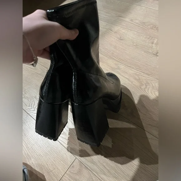 spring boots - Picture 2 of 3